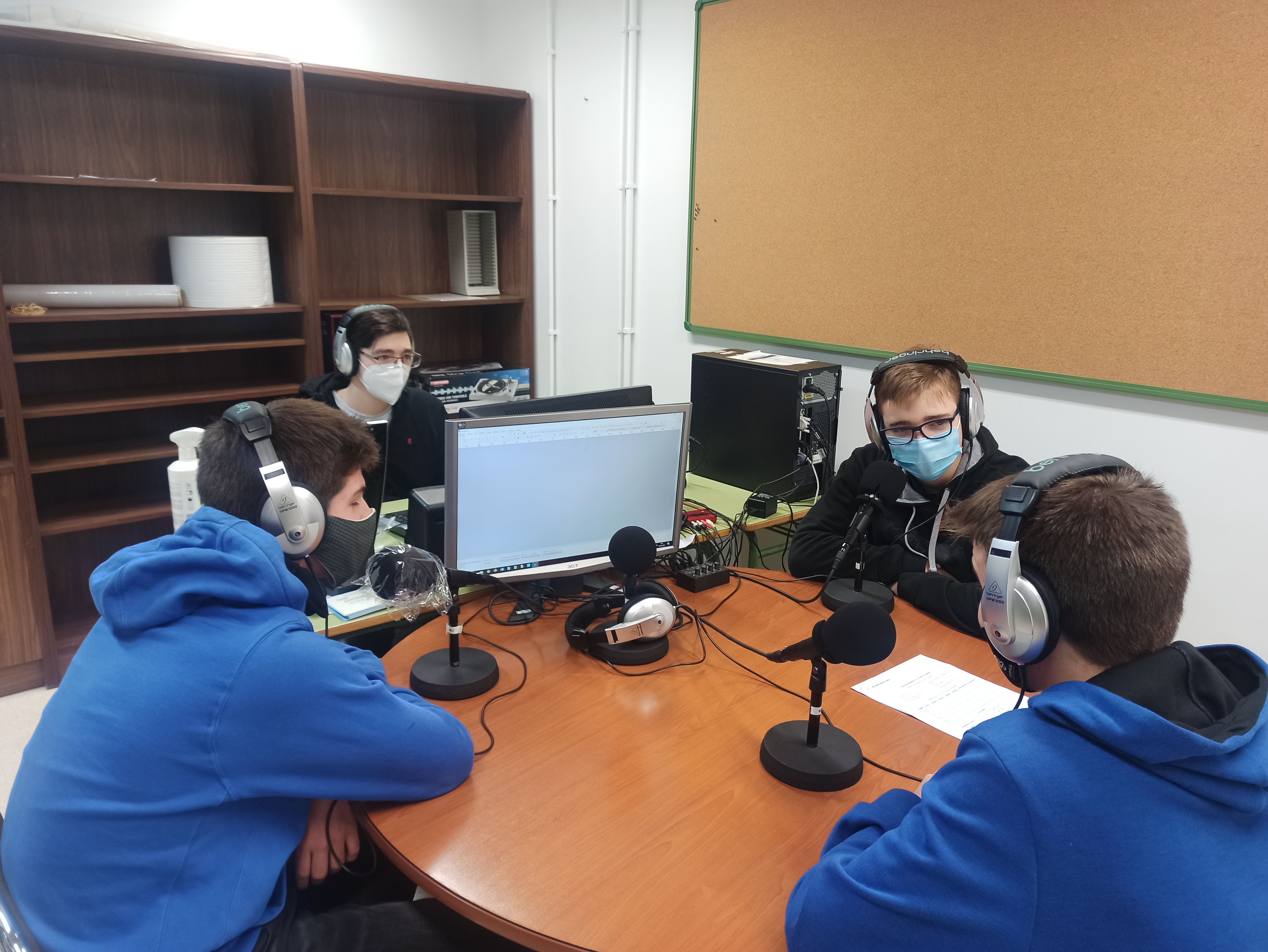 El alumnado de 1º de Bachilleraro del IES Valle del Ebro crea su propio programa radiofónico en la emisora del centro 